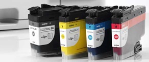 Brother LC3239XL inktpatronen met een inkjet printer op de achtergrond
